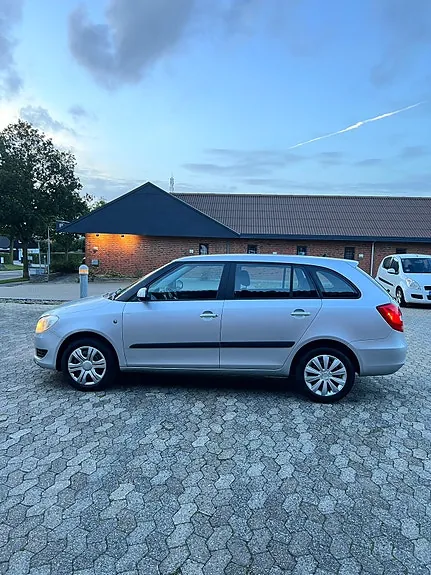 Skoda Fabia 2011 photo 4