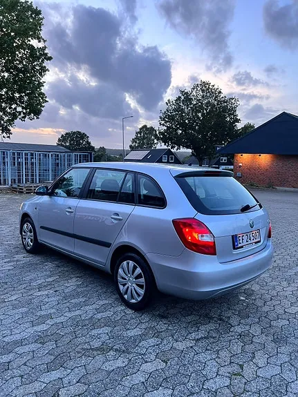 Skoda Fabia 2011 photo 3