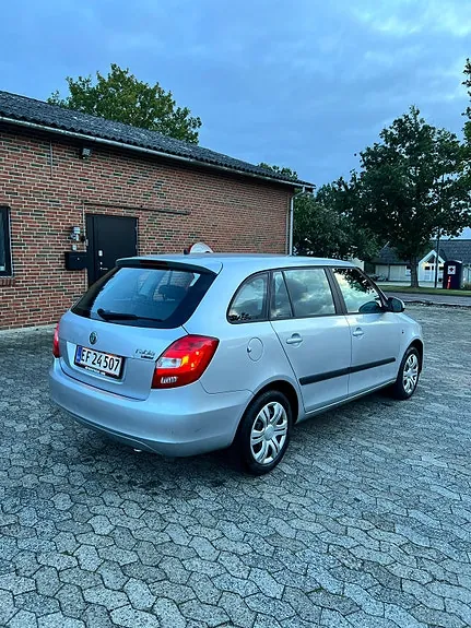 Skoda Fabia 2011 photo 2