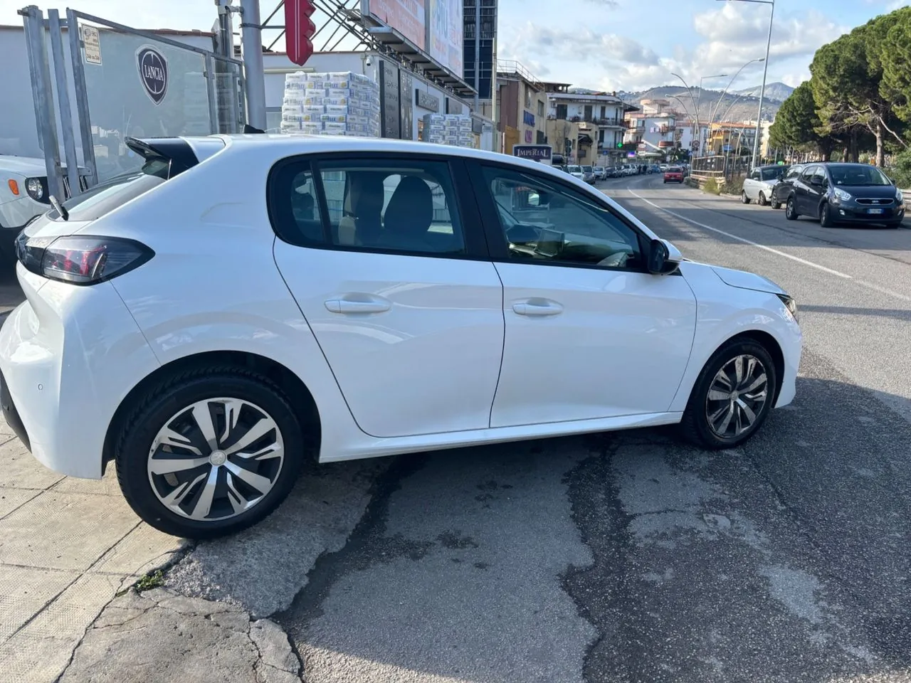 Peugeot 208 2021 photo 3