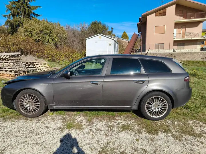 Alfa Romeo 159 2008 photo 2