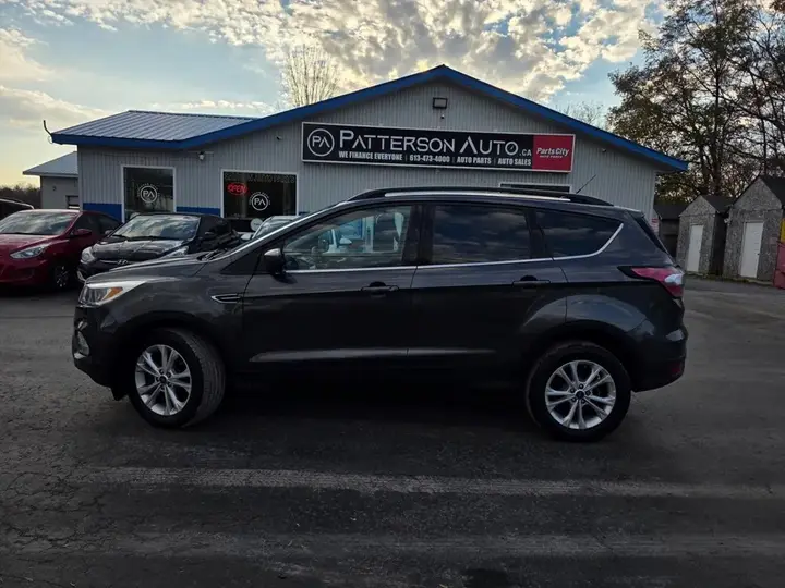 Ford Escape 2018 photo 2