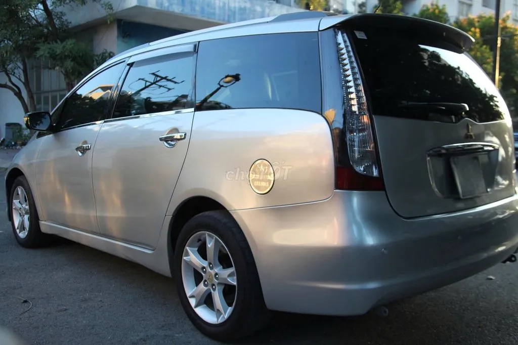 Mitsubishi Grandis 2009 photo 3