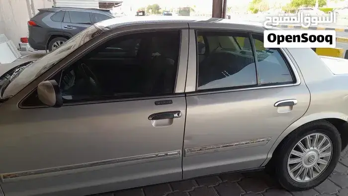 Ford Crown Victoria 2011 photo 4