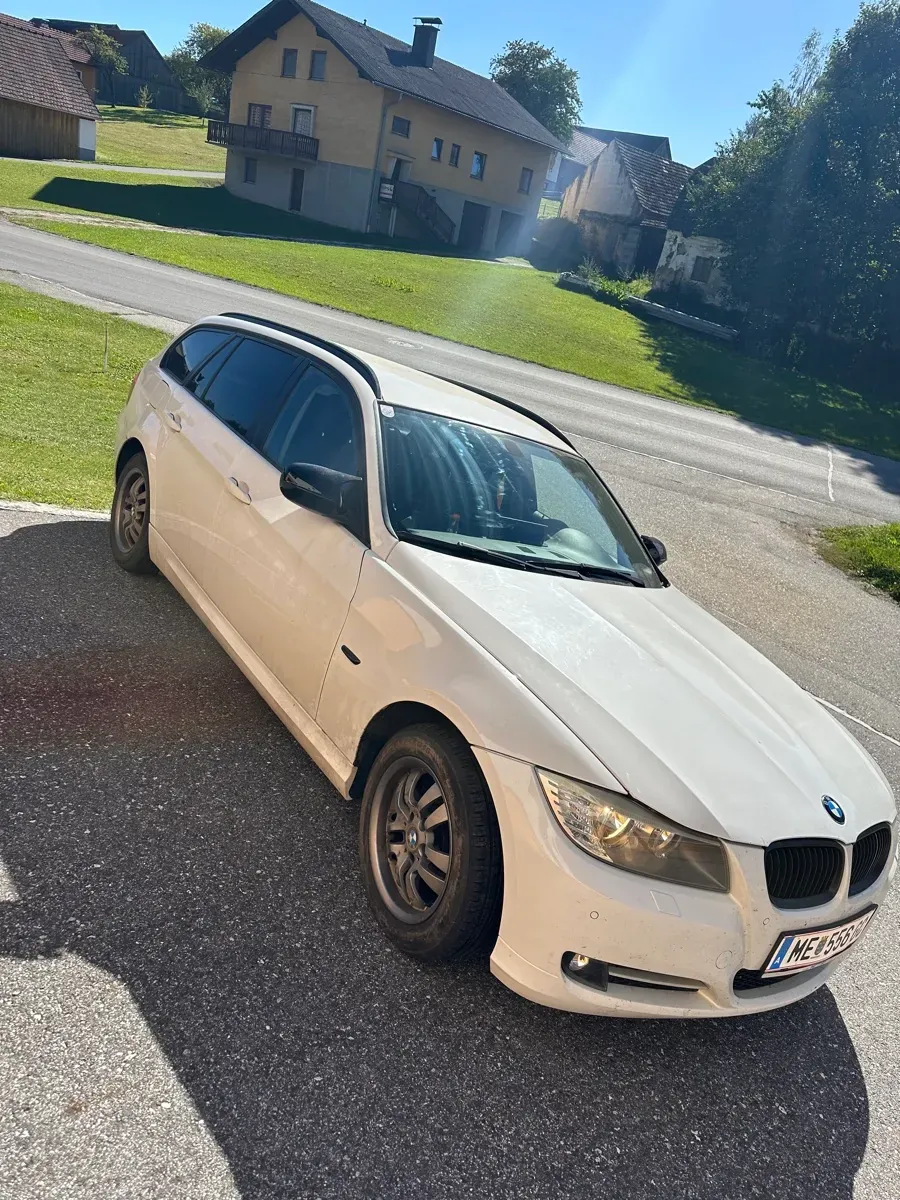 BMW 3 Series 2011 photo 2