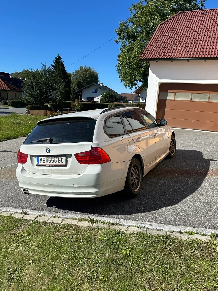 BMW 3 Series 2011 photo 3