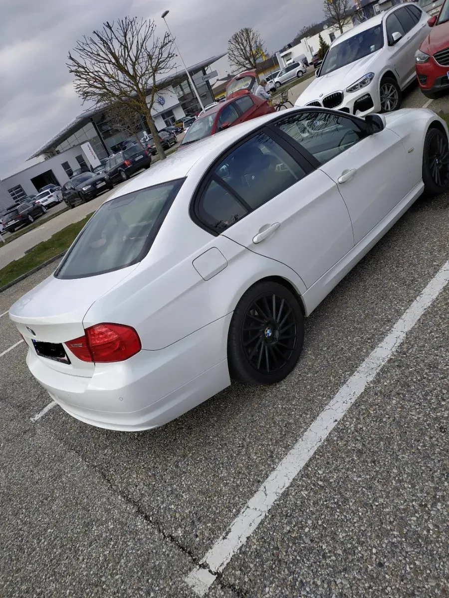 BMW 3 Series 2009 photo 2