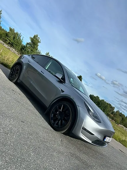 Tesla Model Y 2024 photo 2