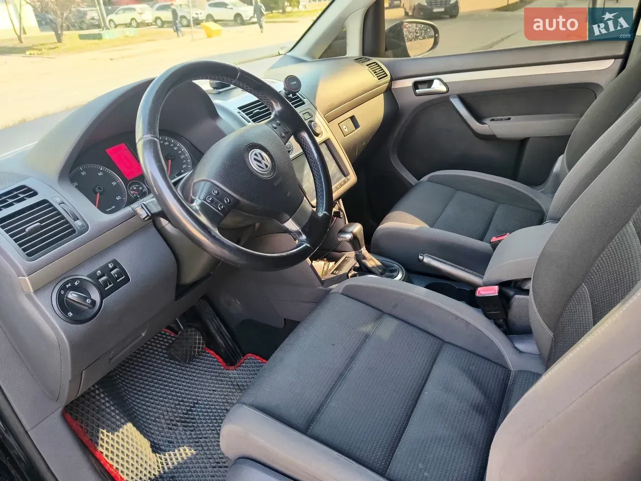 Volkswagen Touran 2009 photo 2