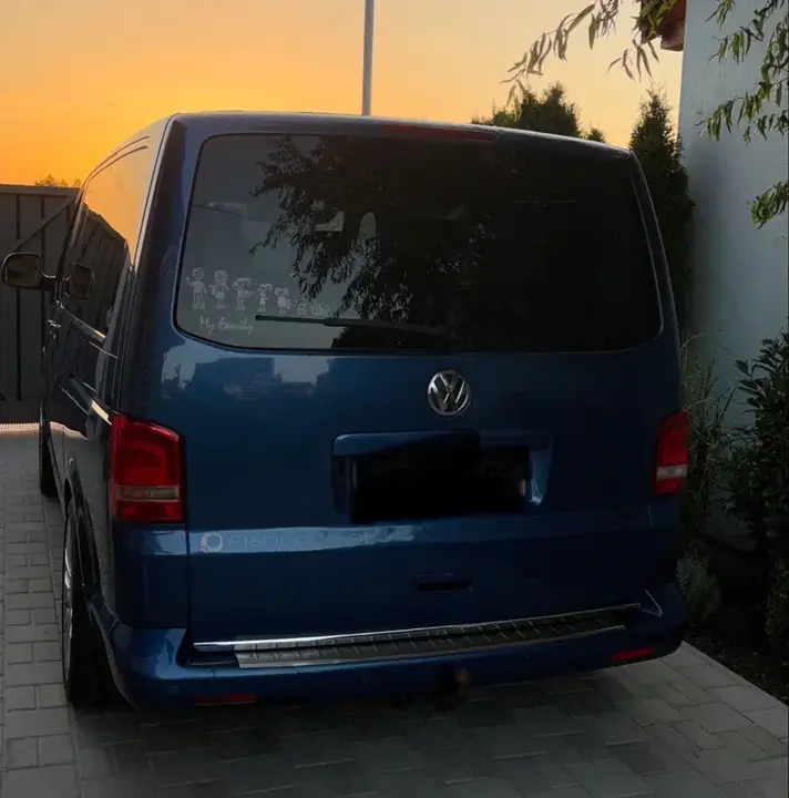 Volkswagen Multivan 2010 photo 2