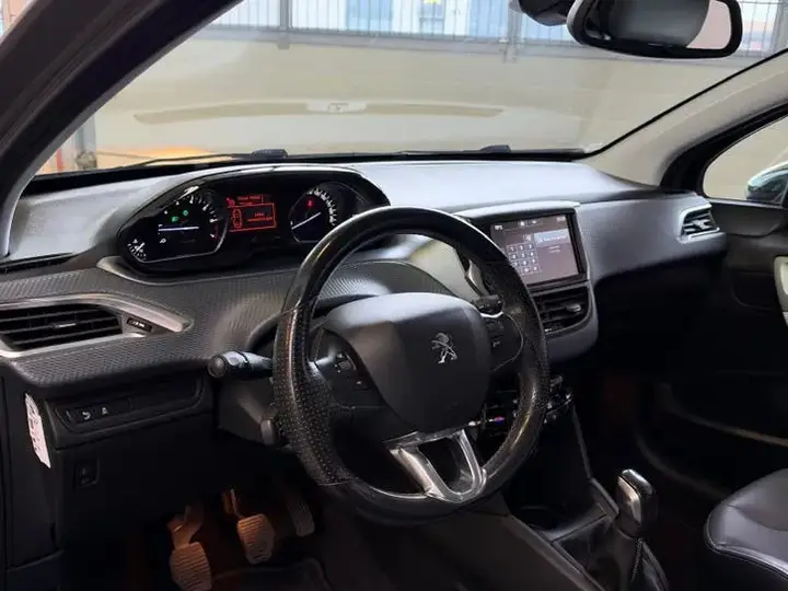Peugeot 208 2015 photo 2