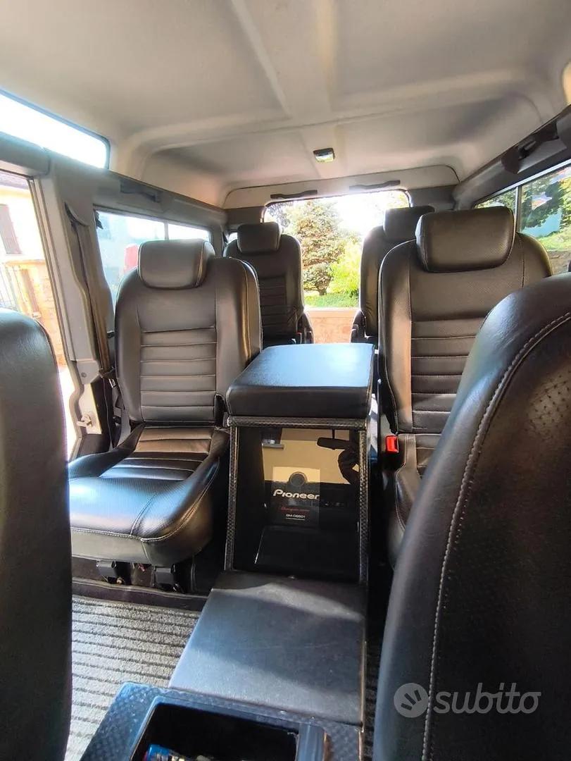 Land Rover Defender 2009 photo 4