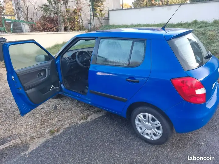 Skoda Fabia 2009 photo 2
