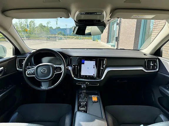 Volvo V60 2021 photo 2