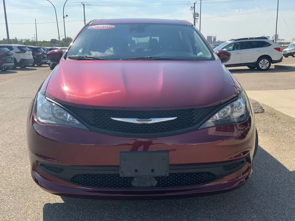 Chrysler Grand Caravan 2022 photo 3