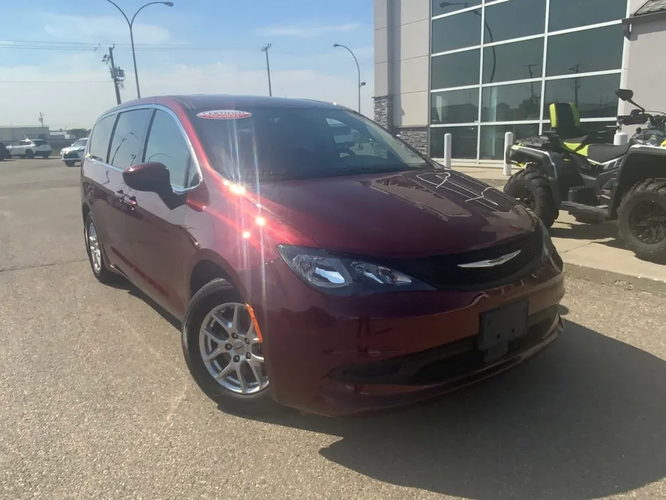 Chrysler Grand Caravan 2022 photo 2