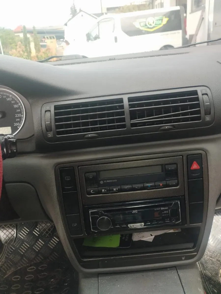 Volkswagen Passat 2001 photo 2