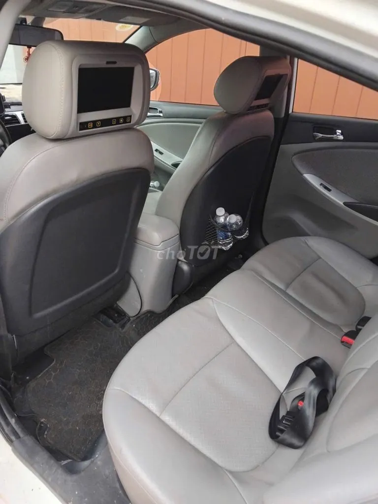 Hyundai Accent 2012 photo 4