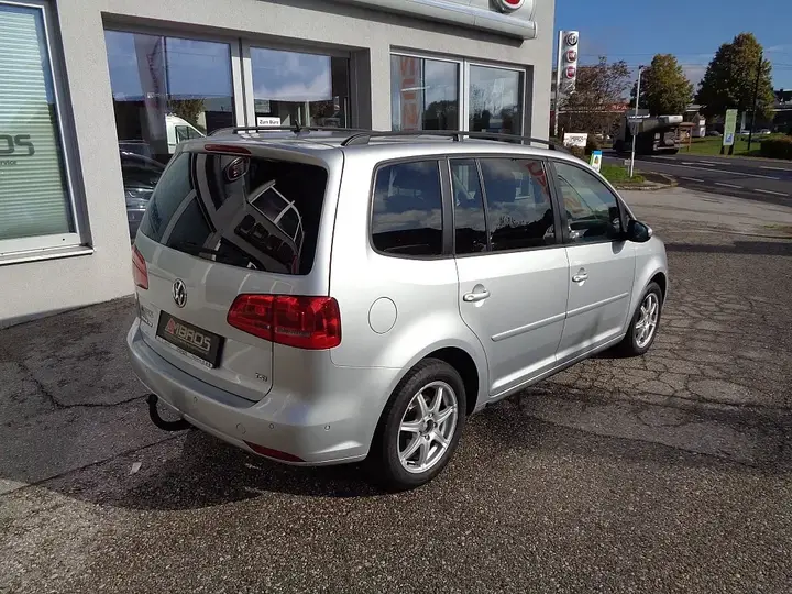 Volkswagen Touran 2011 photo 3