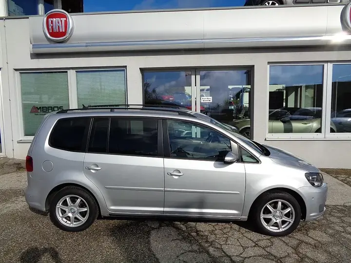 Volkswagen Touran 2011 photo 2