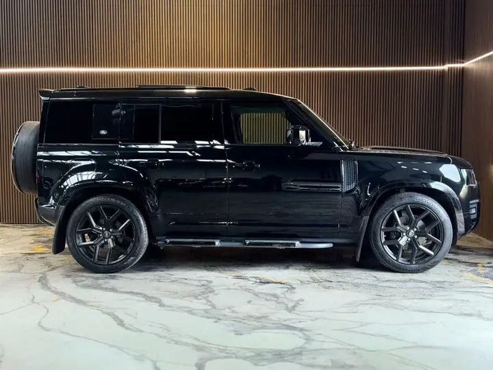 Land Rover Defender 2022 photo 2