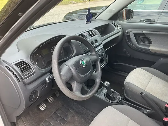 Skoda Fabia 2010 photo 4