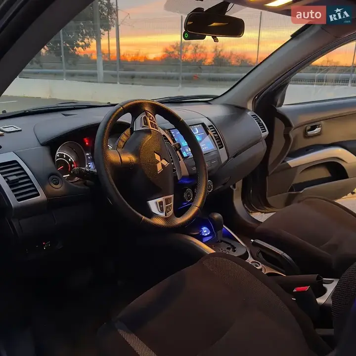 Mitsubishi Outlander 2012 photo 4