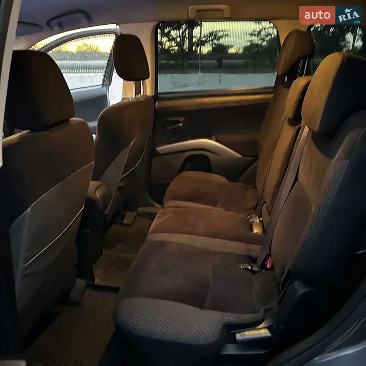 Mitsubishi Outlander 2012 photo 2