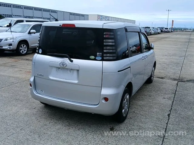 Toyota Sienta 2005 photo 4