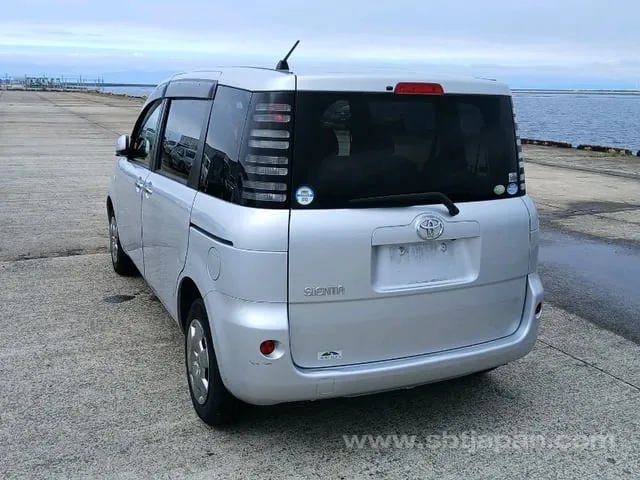 Toyota Sienta 2005 photo 3