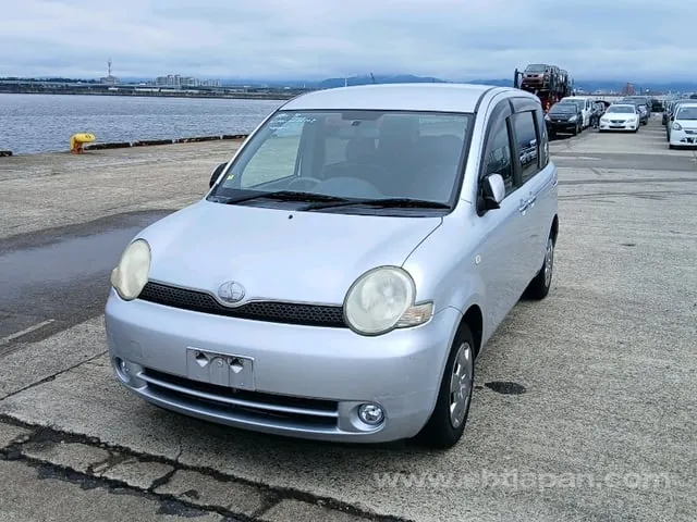Toyota Sienta 2005 photo 2