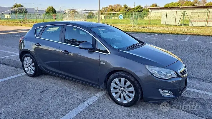 Opel Astra 2011 photo 4