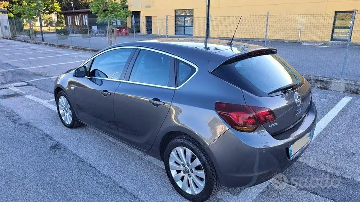 Opel Astra 2011 photo 2