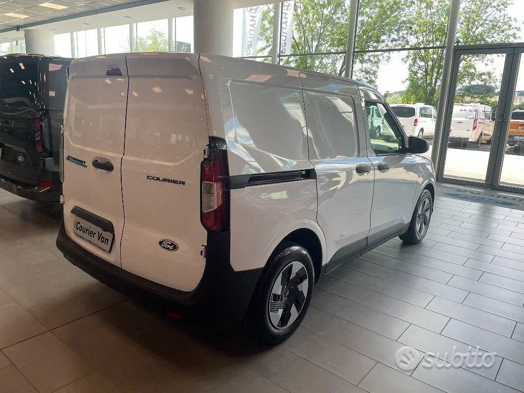 Ford Transit Courier 2024 photo 4