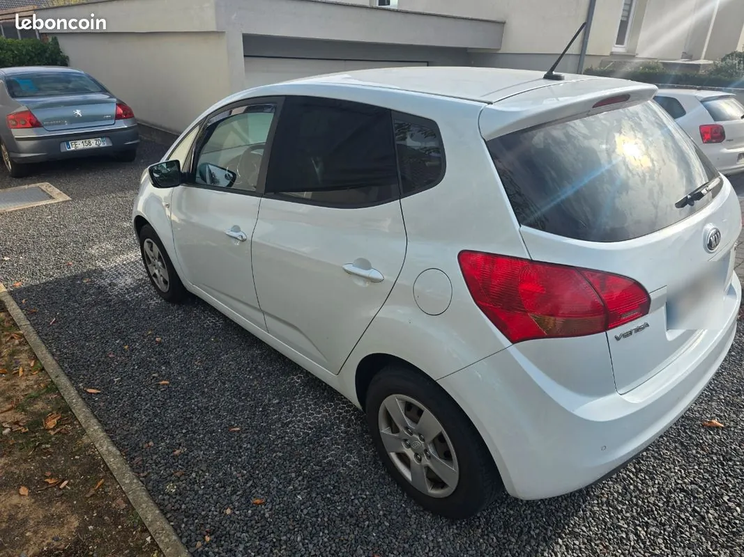 Kia Venga 2013 photo 2