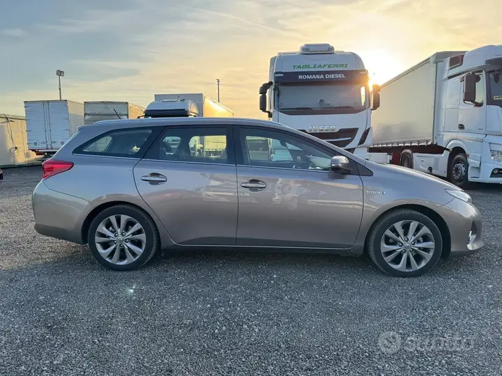 Toyota Auris 2014 photo 2