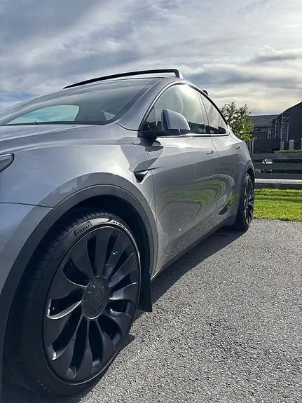 Tesla Model Y 2025 photo 2
