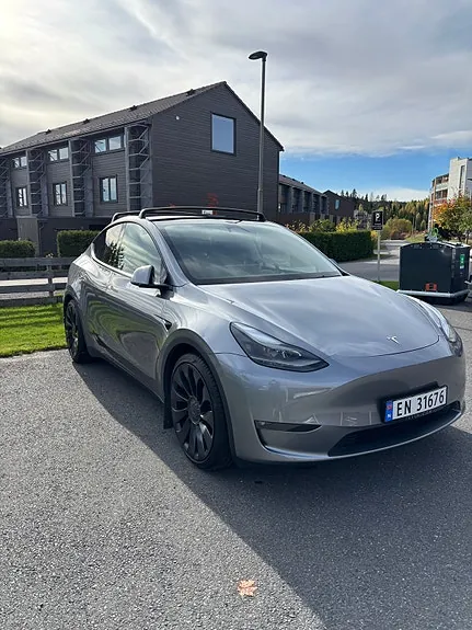 Tesla Model Y 2025 photo 4