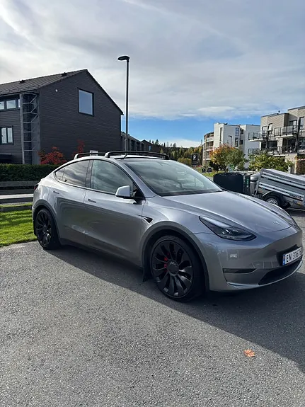 Tesla Model Y 2025 photo 5
