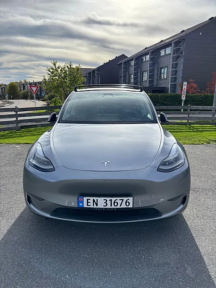 Tesla Model Y 2025 photo 3