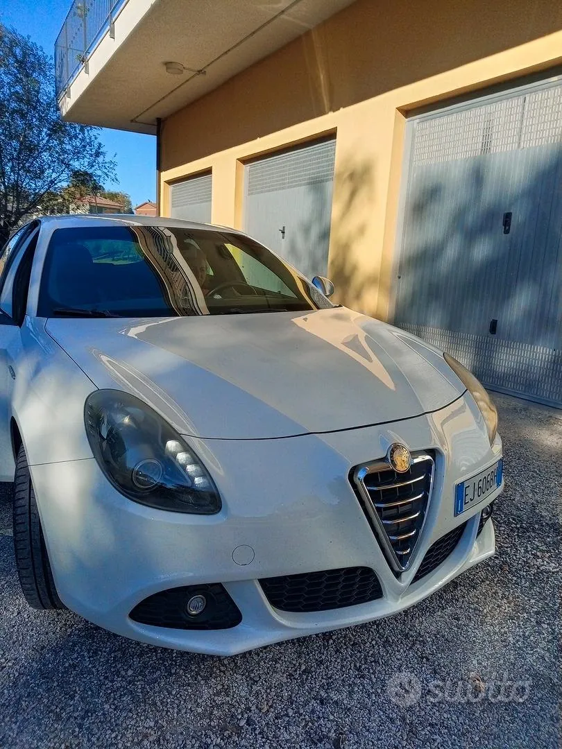 Alfa Romeo Giulietta 2011 photo 2