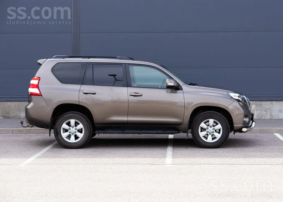Toyota Land Cruiser 2017 photo 2