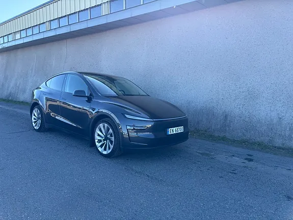 Tesla Model Y 2025 photo 5