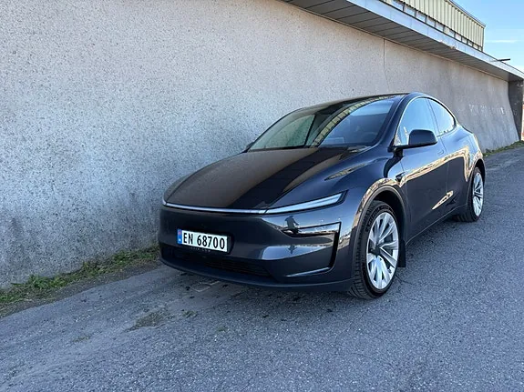Tesla Model Y 2025 photo 2