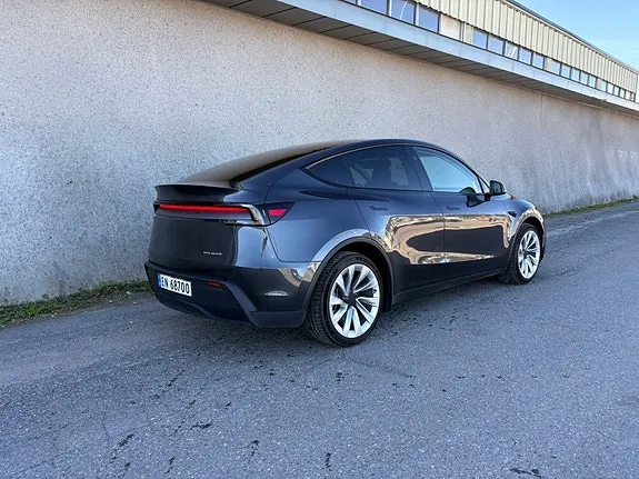 Tesla Model Y 2025 photo 4