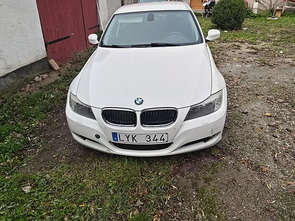 BMW 318I 2012 photo 3