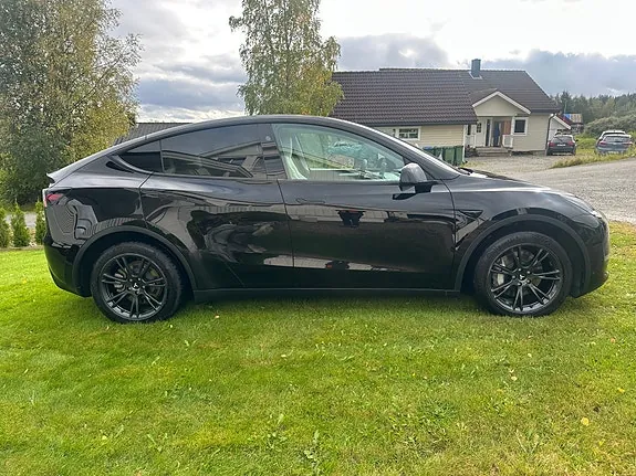 Tesla Model Y 2025 photo 2