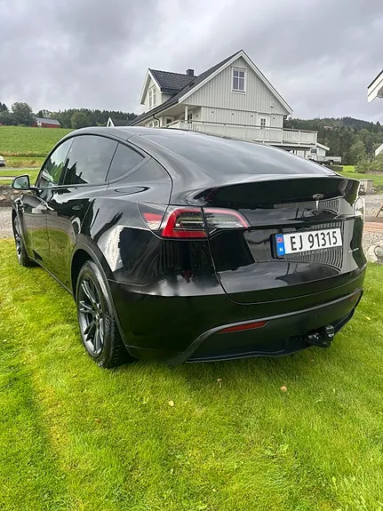 Tesla Model Y 2025 photo 5