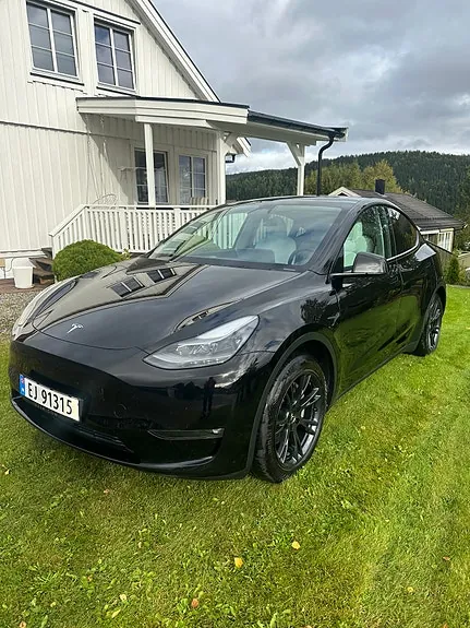 Tesla Model Y 2025 photo 4