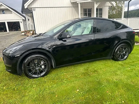 Tesla Model Y 2025 photo 3